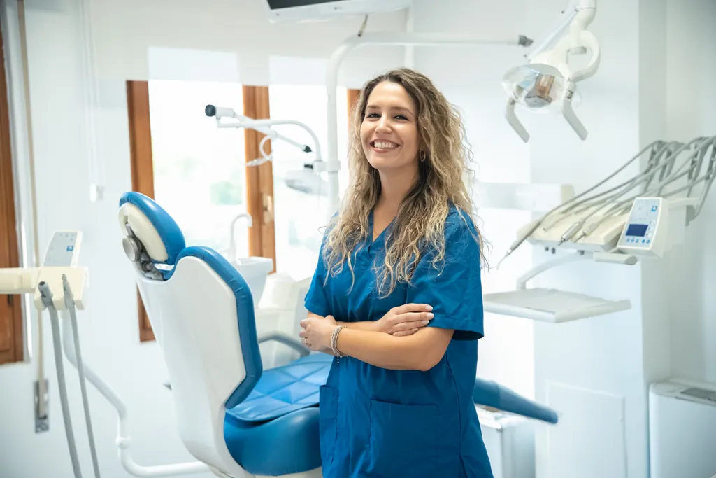 Dott.ssa Giulia Sofia Profeti al lavoro nello studio di Pistoia