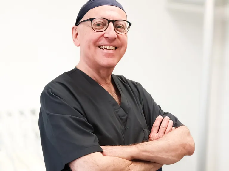 Dott. Marco Spinicci al lavoro nello studio di Pistoia